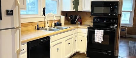 Microondas, horno, placa de cocina y lavavajillas