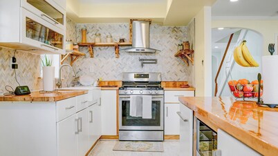 Luxurious and modern retreat in a prime corner property! 20 min from center city