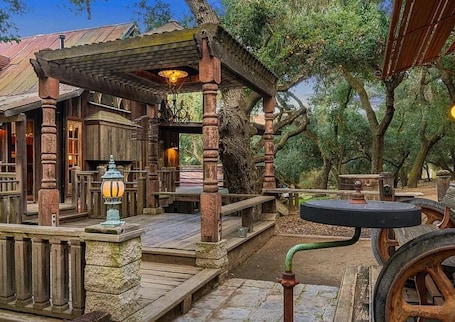 Outdoor dining. Historic Farmhouse - Cowboy Room in the Peaceful Hills above Temecula