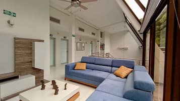 Superior Double Room, Balcony, Partial Ocean View | Living area