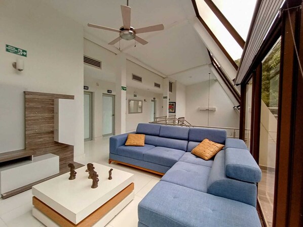 Superior Double Room, Balcony, Partial Ocean View | Living area