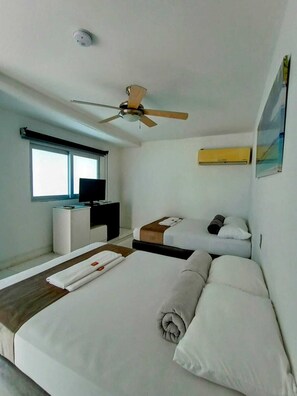 Habitación cuádruple estándar | Caja fuerte, cortinas opacas, wifi gratis