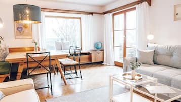 Departamento Confort, 2 habitaciones, vista al lago | Área de sala de estar | Televisión de pantalla plana de 50 pulgadas con canales por cable