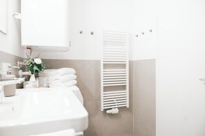 Comfort Apartment, 2 Bedrooms, Lake View | Bathroom - Haus Astrid (Zell am See)