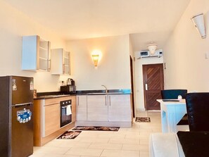 Cookware/dishes/utensils, spices