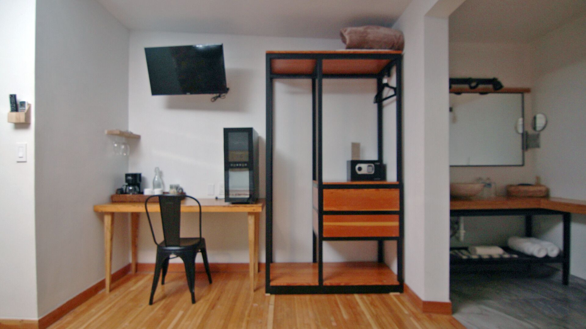 Luxury Studio | In-room safe, blackout drapes, iron/ironing board, WiFi (free)