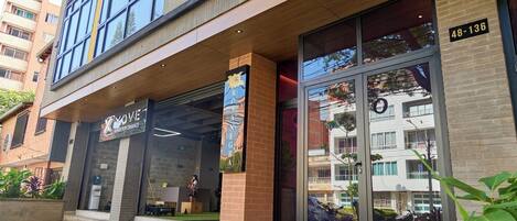 Un edificio moderno con un escaparate que dice "XMOVE HUMAN PERFORMANCE" y una amplia entrada de vidrio.