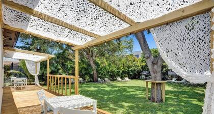Modern Hallandale Apt w/ Backyard Near Beach