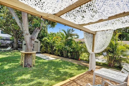 Modern Hallandale Apt w/ Backyard Near Beach