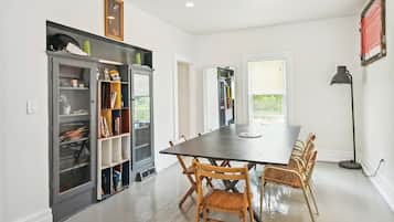 ํ์ฐ์ค (4 Bedrooms) | ํ๋ฉด๋