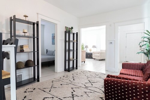 Spacious 4BR Family Home in Detroit Wifi & Parking