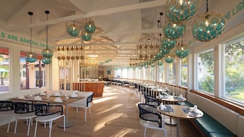 2 restaurants servant le déjeuner, spécialités Cuisine des Caraïbes