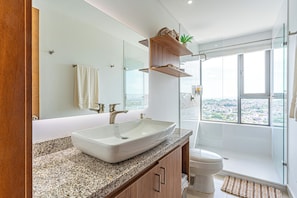 Deluxe Apartment | Bathroom | Free toiletries, towels, soap, shampoo