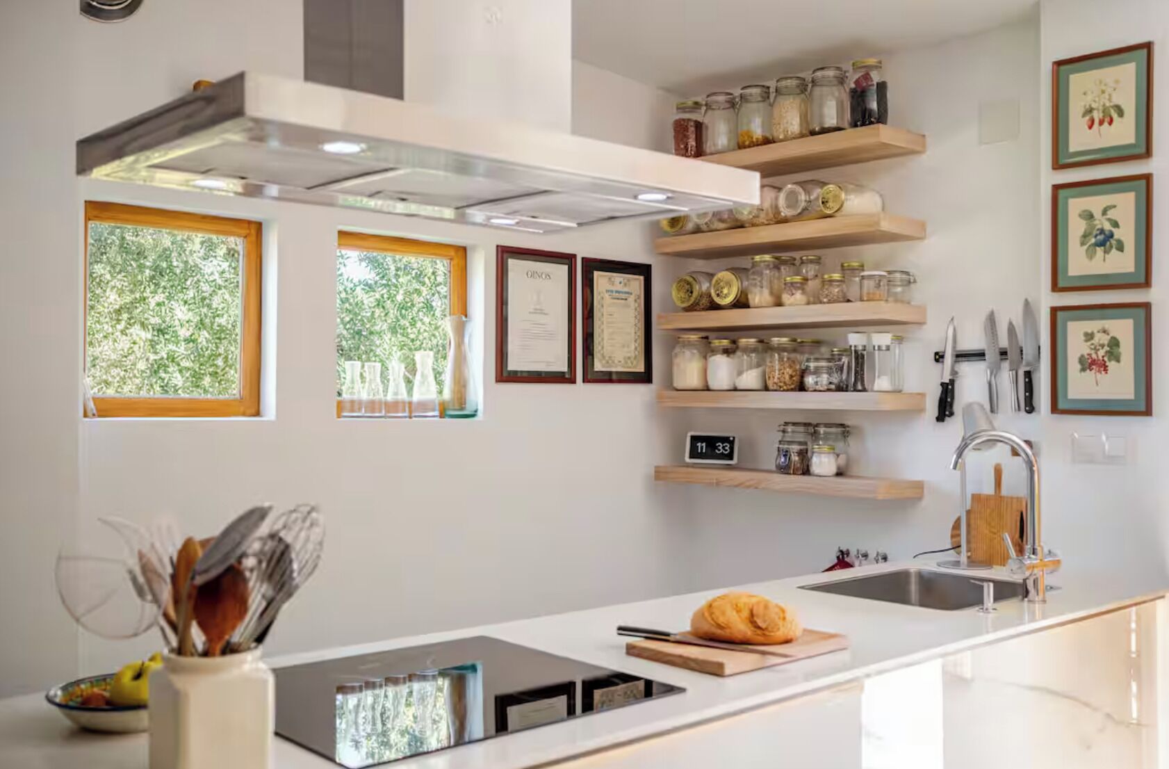 Kjøleskap, mikrobølgeovn, ovn og kokeplater