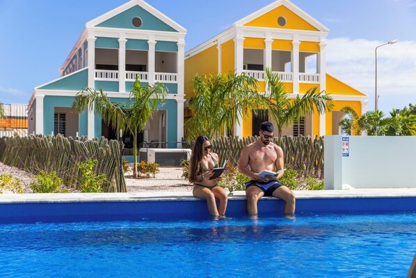 Piscine extérieure, parasols de plage, chaises longues
