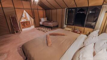 4 bedrooms, premium bedding, down comforters, memory foam beds