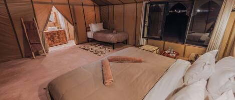 4 bedrooms, premium bedding, down comforters, memory foam beds