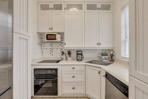 Fridge, microwave, oven, stovetop - Classic Quarters at the 101 (Savannah)
