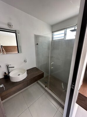 Serviettes fournies, papier toilette