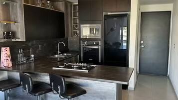 Mikrobølgeovn, ovn, kokeplater og kaffetrakter/tekoker