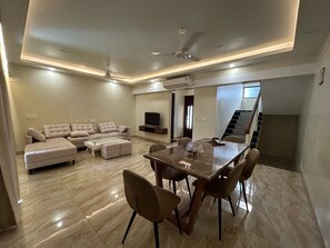 Bungalow – deluxe | Oppholdsområde | TV