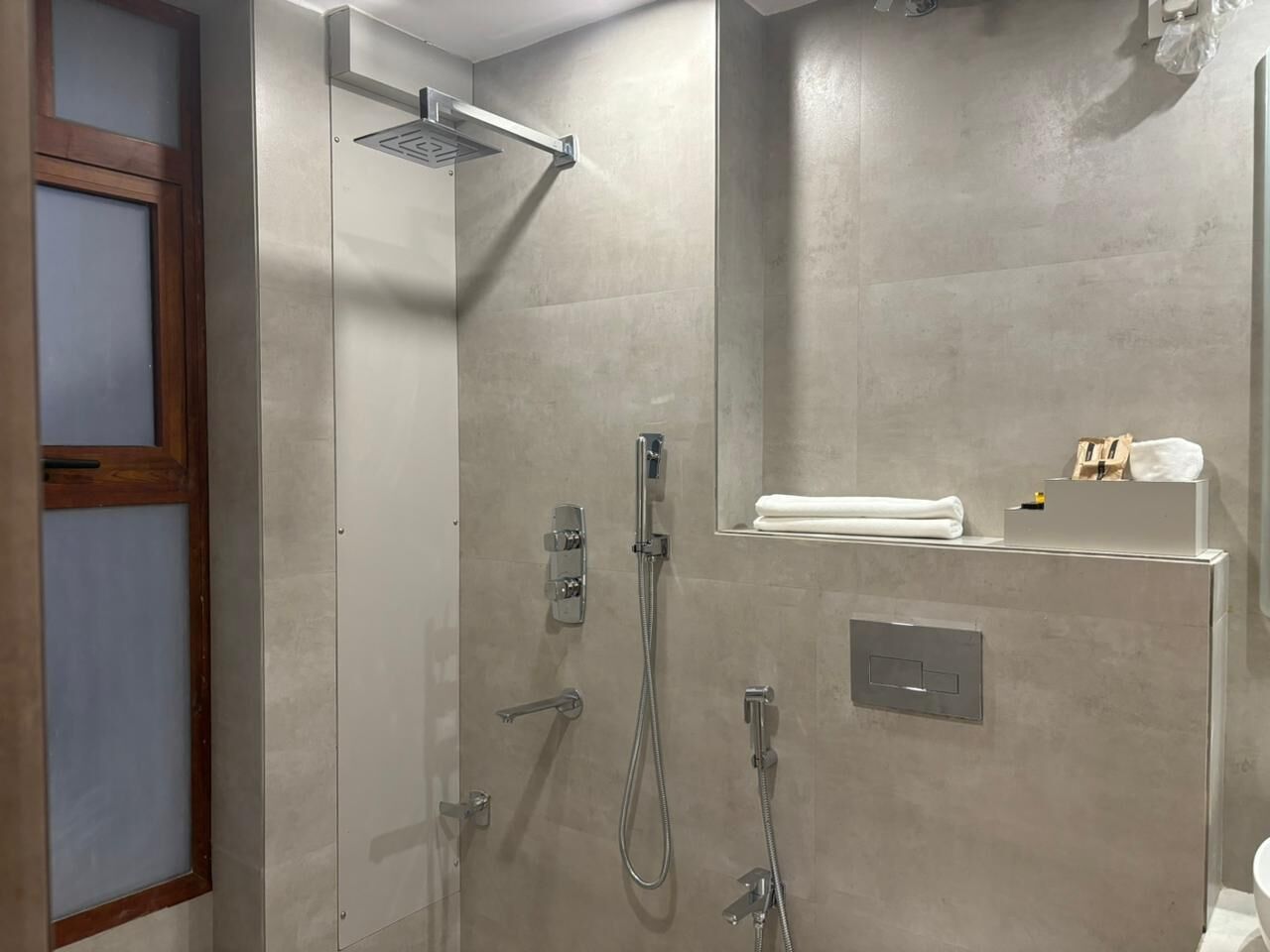 Deluxe Double Room, Pool View | Bathroom | Slippers