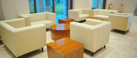 Deluxe-Doppelzimmer, Poolblick | Wohnbereich | Fernseher