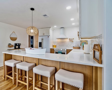 Fridge, microwave, oven, stovetop. Large family house with private heated pool on Ocean Blvd!