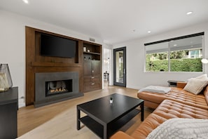 Smart TV, fireplace - Eastside Costa Mesa Home Walking Distance to Back Bay Newport Beach (Costa Mesa)