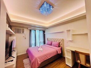 1 bedroom, desk, iron/ironing board, WiFi - Modern deluxe studio unit  Abreeza Place, with WiFi/Netflix in Davao City (Davao City)