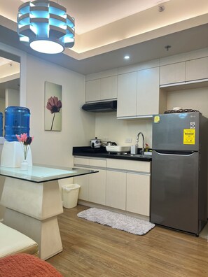 Fridge, stovetop, electric kettle, cookware/dishes/utensils