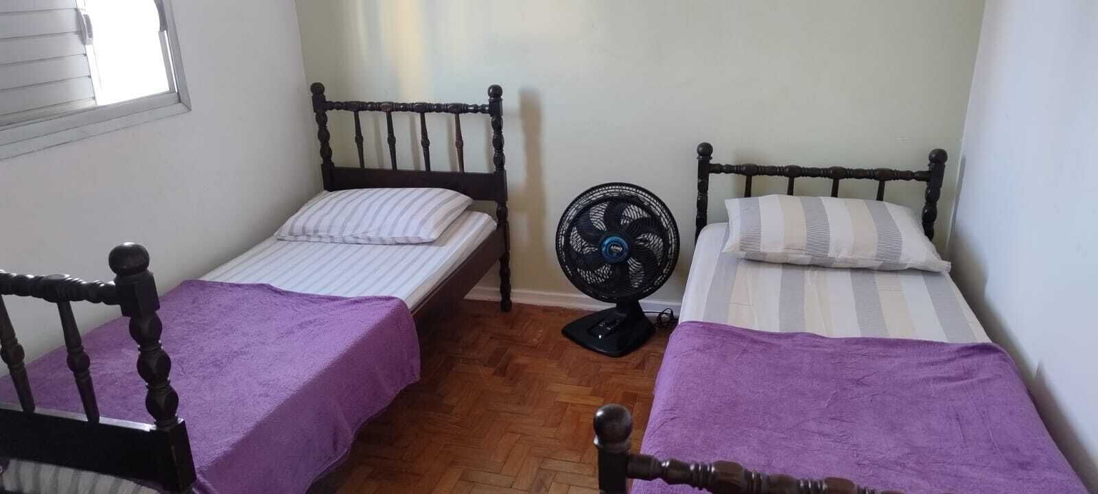 2 quartos, escrivaninha, ferros/tábuas de passar roupa, berço de viagem