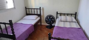 2 slaapkamers, een bureau, een strijkplank/strijkijzer, reisbedje