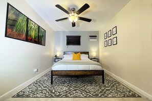 1 bedroom, iron/ironing board, WiFi, bed sheets - Cozy City Guesthouse with Patio (Hallandale Beach)