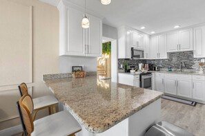 冷蔵庫、電子レンジ、オーブン、コンロ