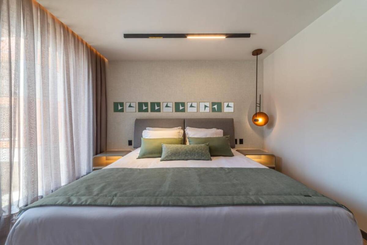 Hypo-allergenic bedding available, in-room safe, desk, WiFi (free)