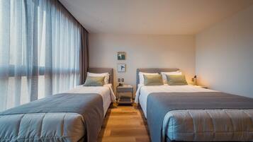 Hypo-allergenic bedding, in-room safe, individually decorated, desk