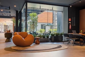 32–tuumainen äly-TV, jossa kaapelikanavat