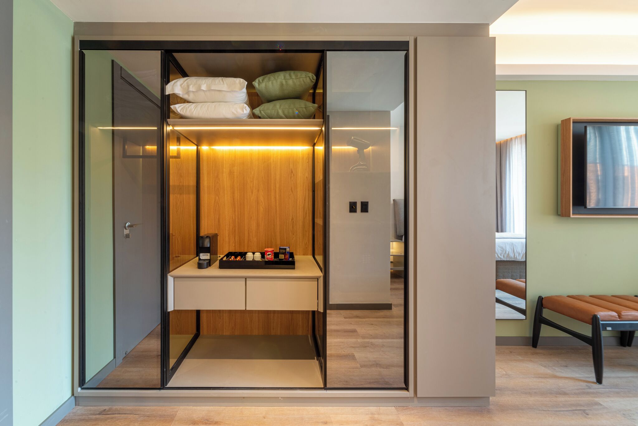 럭셔리룸 | 저자극성 침구, 객실 내 금고, 각각 다른 스타일의 인테리어, 책상