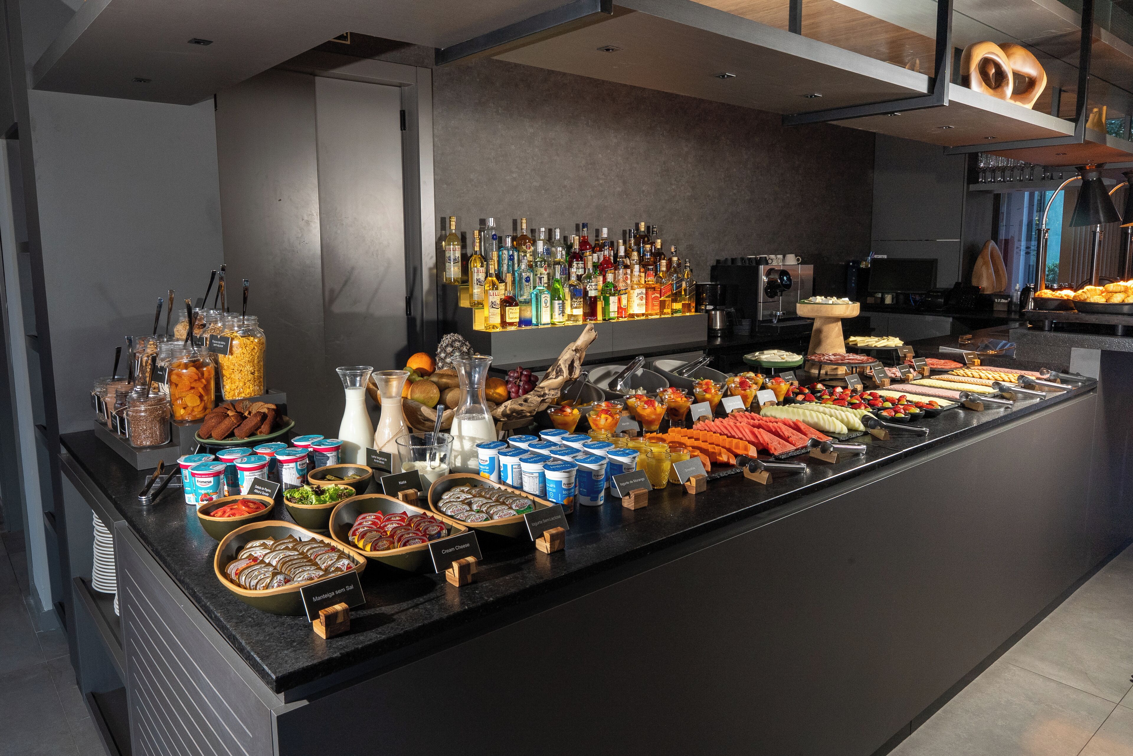 Een buffet met verschillende soorten eten, sauzen en een keuze uit drankjes.