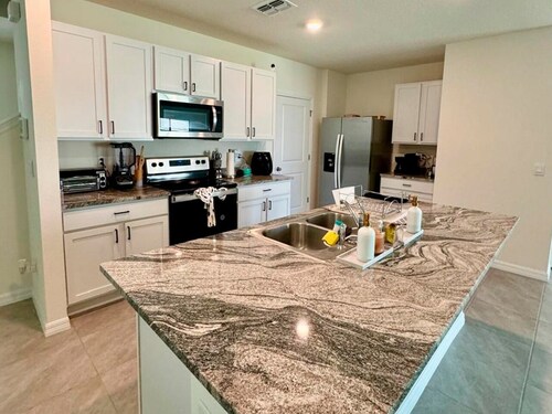 Charming 3-bedroom new house in Wesley Chapel with WiFi, AC