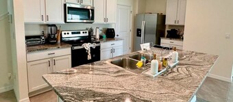 Charming 3-bedroom new house in Wesley Chapel with WiFi, AC