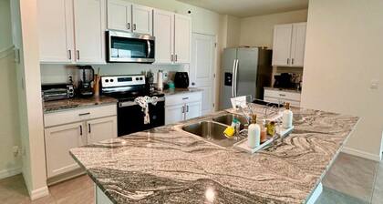 Charming 3-bedroom new house in Wesley Chapel with WiFi, AC