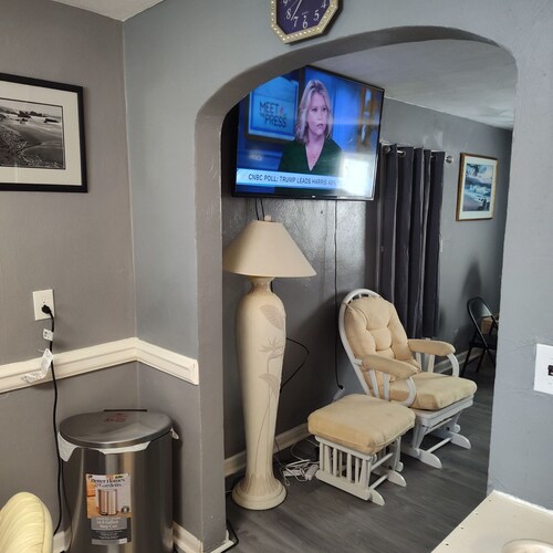 Cozy 5-bdrm hm, Loaded Kitchen, w/ Patio 
Deck & Grill, WiFi in pleasant Norfolk