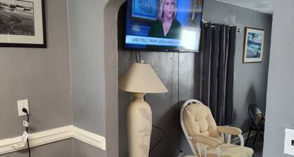 Cozy 5-bdrm hm, Loaded Kitchen, w/ Patio
Deck & Grill, WiFi in pleasant Norfolk