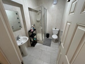 Shower, hair dryer, towels, soap - Central Apartment  Dublin 1 - 6 sleeping  (Dublin)