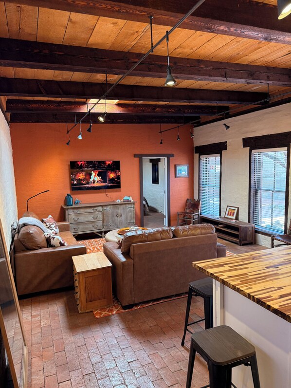 Comfort Villa, 2 Queen Beds, Non Smoking | Living area