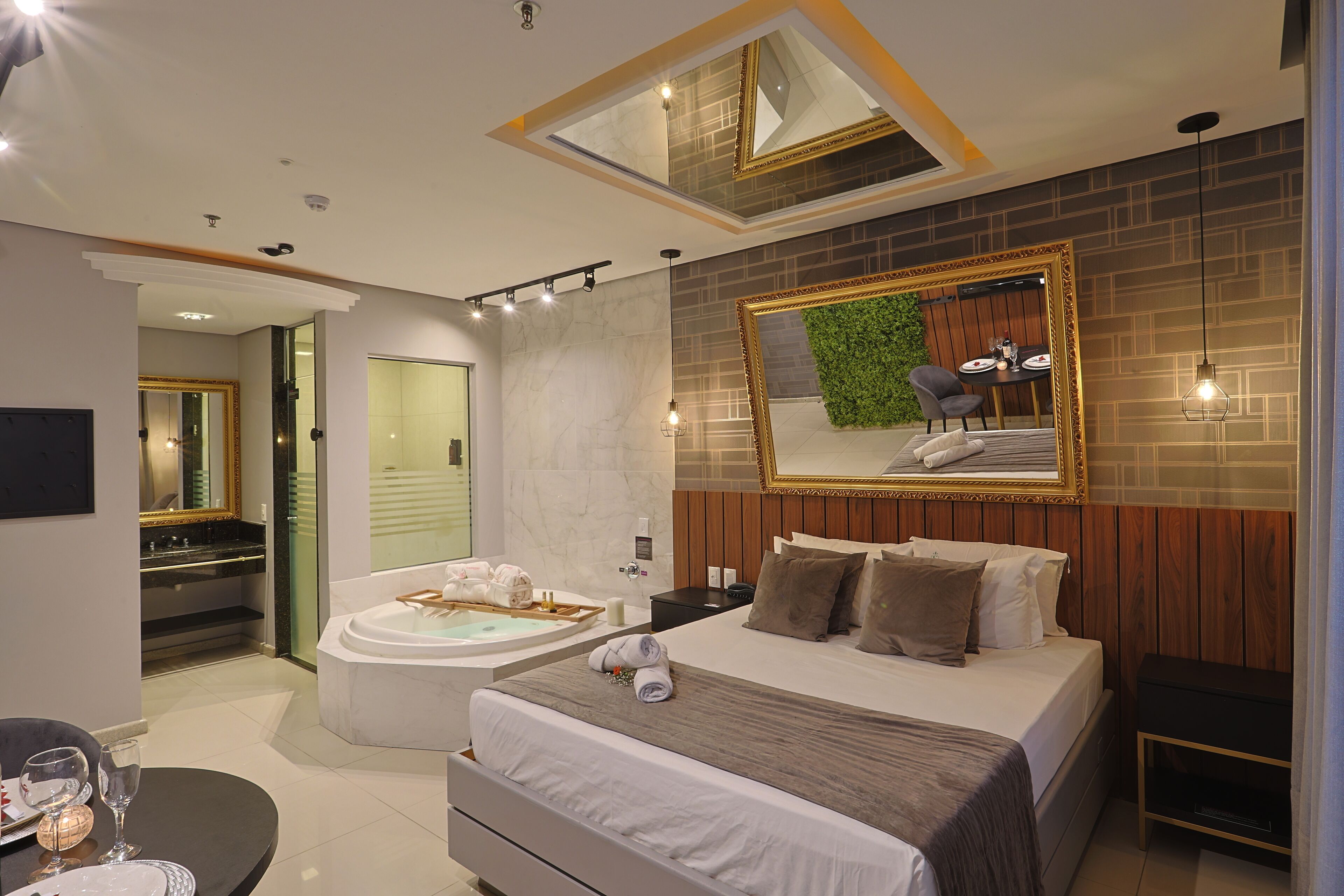 奢华客房 | 迷你吧、遮光窗帘、免费 WiFi、床单