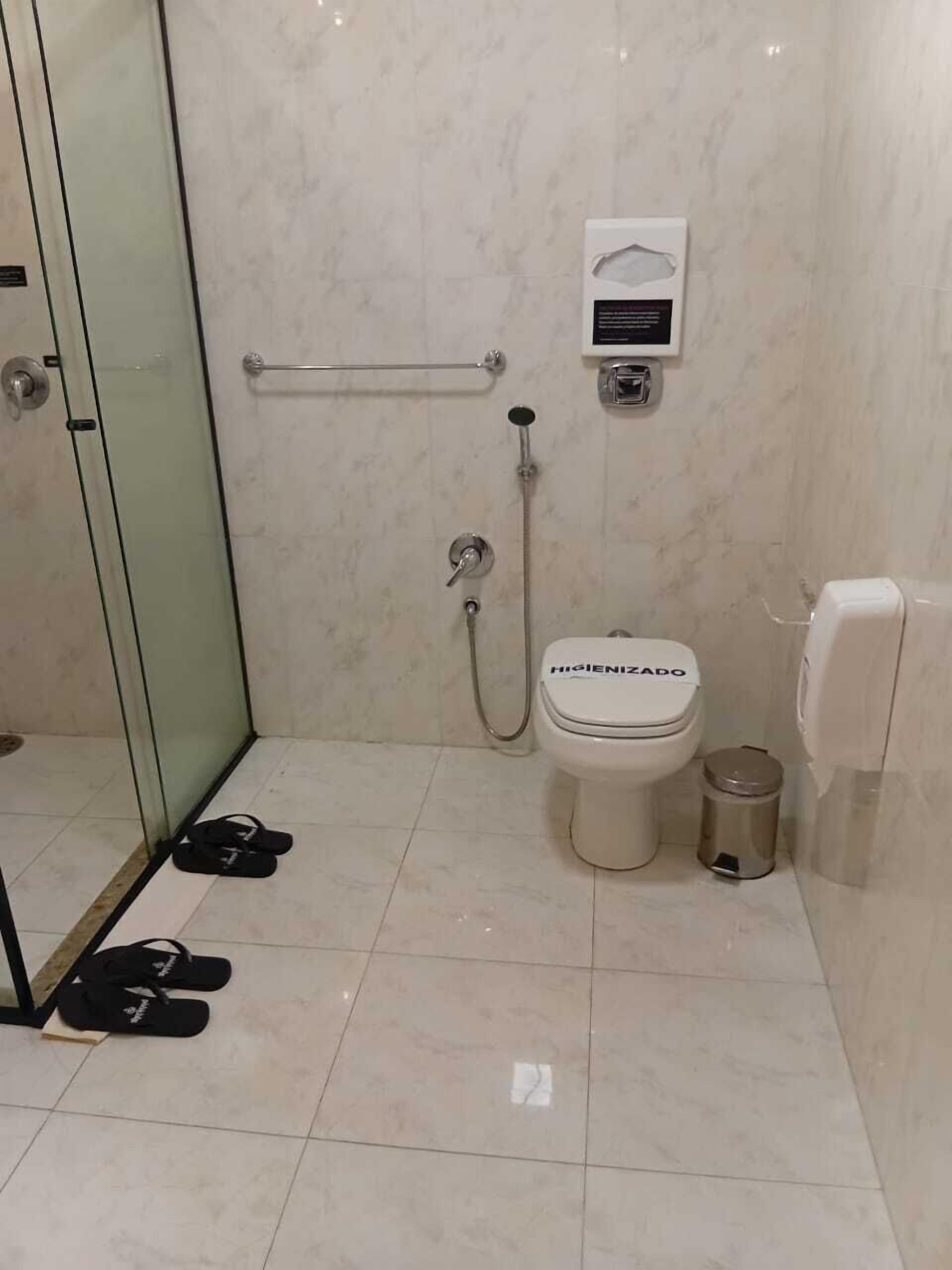 独立的浴缸和淋浴、吹风机、浴袍、拖鞋