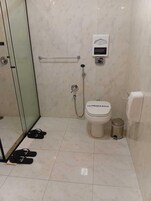 Bañera y ducha independientes, secador de pelo, batas, pantuflas